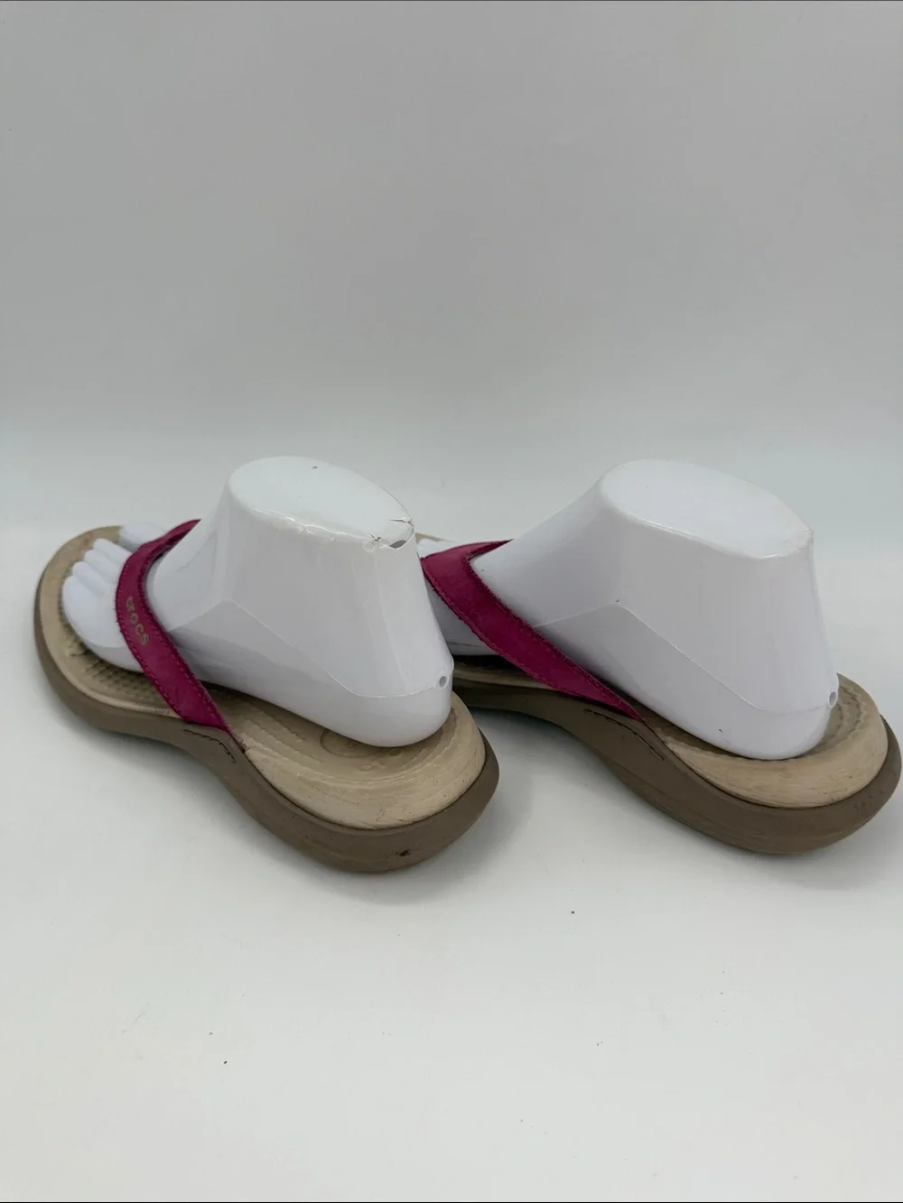 CROCS Capri IV Women's Size 7.0 Fuchsia Suede Cream Footbed